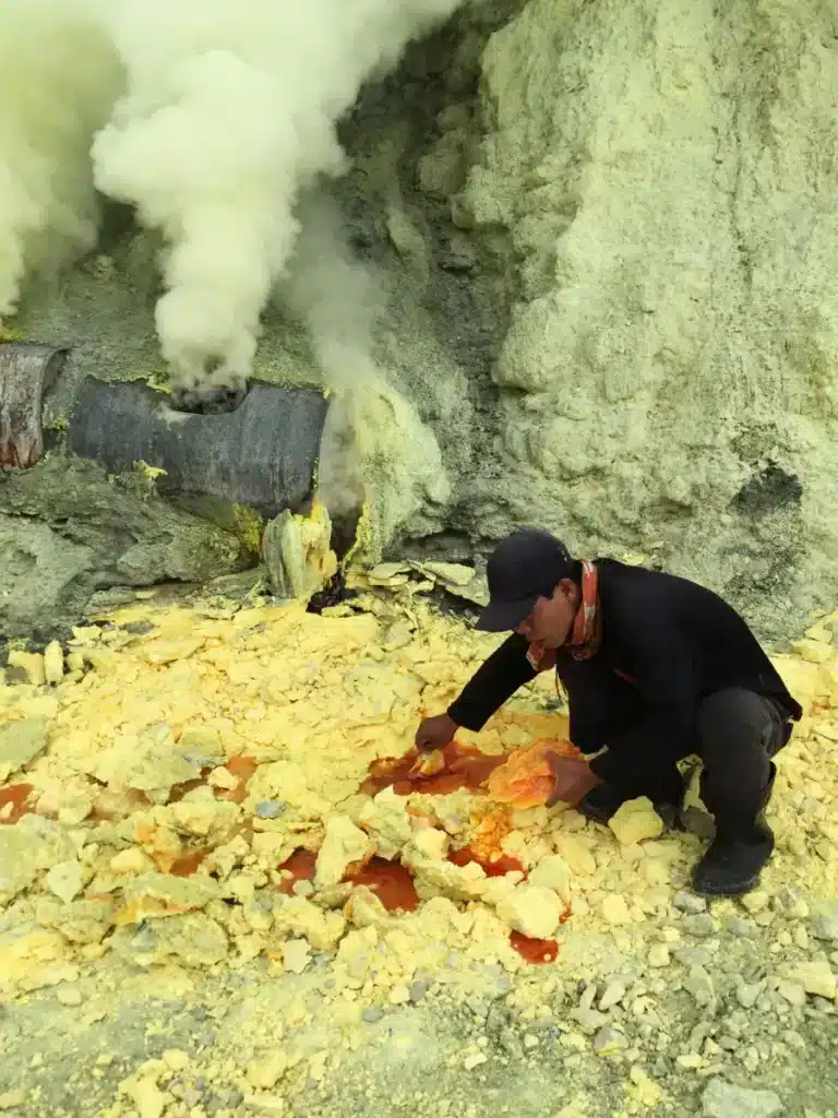 Un mineur qui extrait du soufre au Kawah ijen