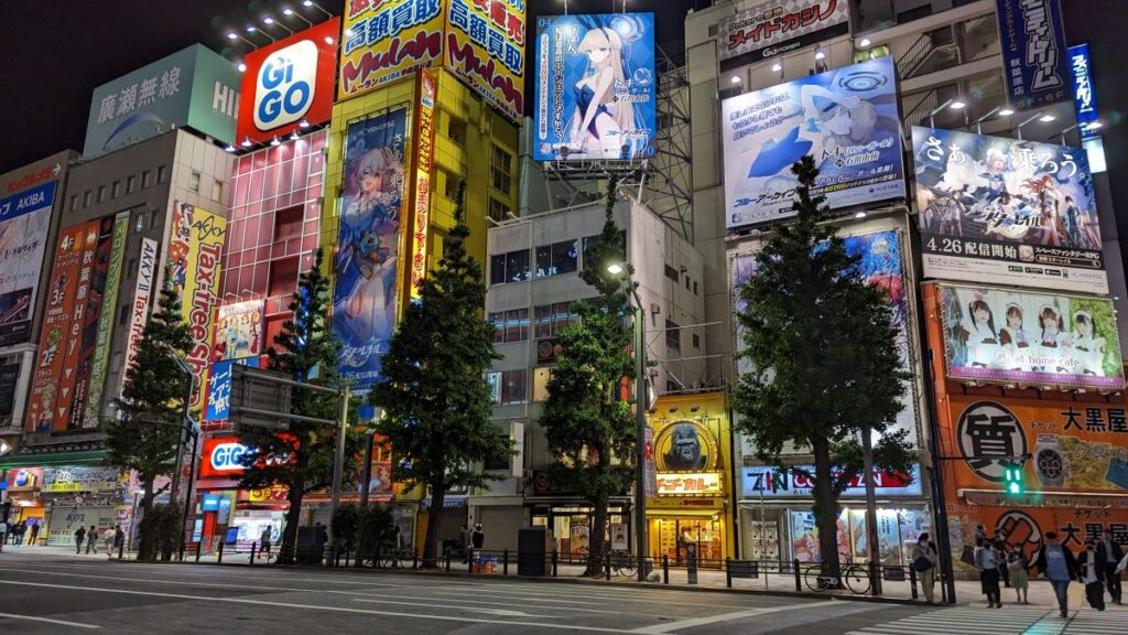 Akihabara de nuit. Un incontournable à Tokyo