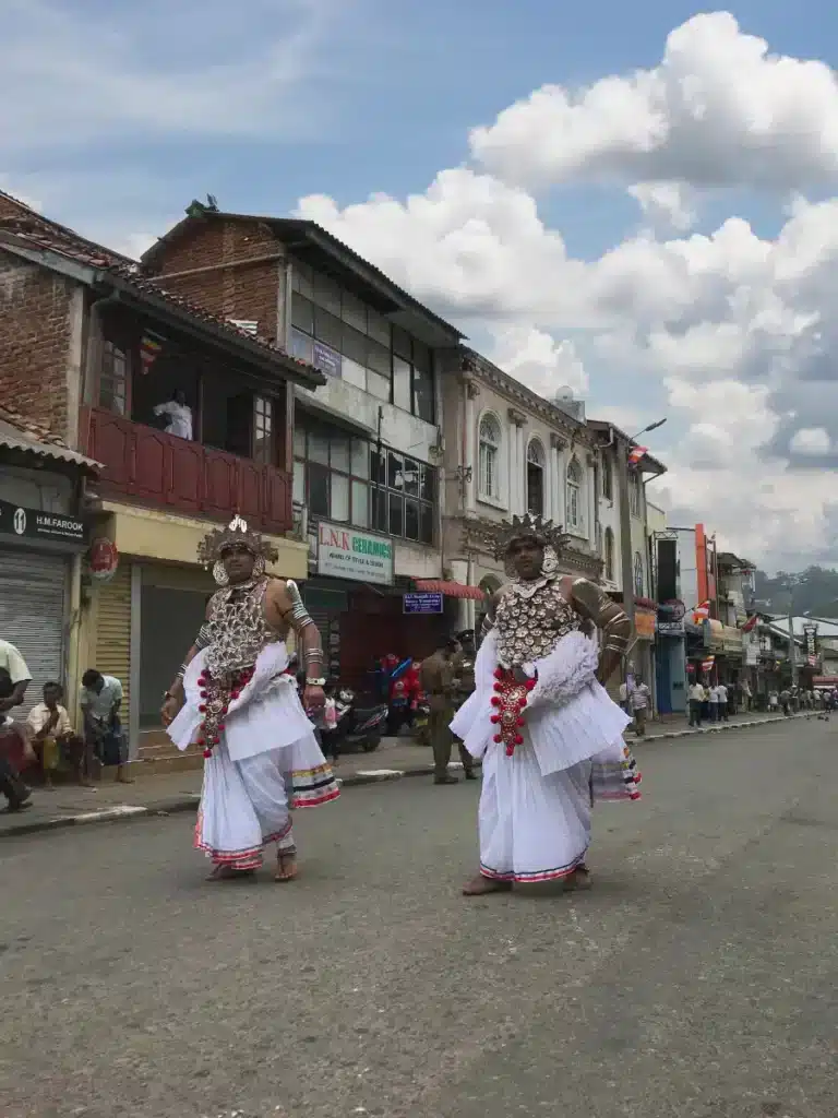 Les danseurs de la Perahera