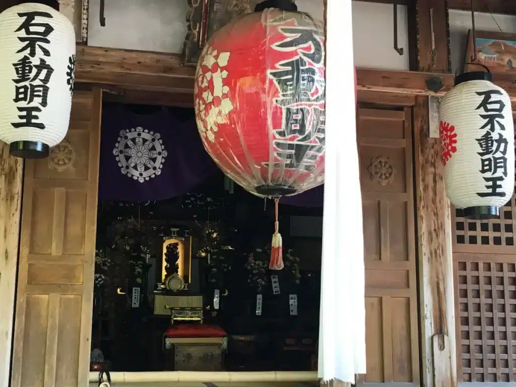 Temples et lanternes à Kyoto