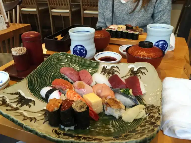 manger des sushis activité incontournable à Tokyo