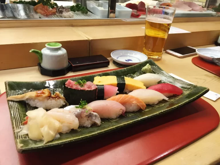 manger des sushis activité incontournable à Tokyo