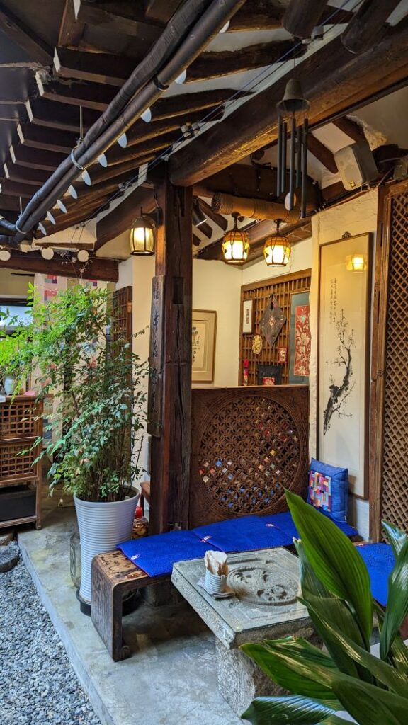 Boire un thé dans un salon traditionnel