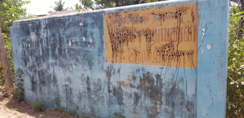 Le mur d'enceinte de la maison de l'ancien chef des rebelles