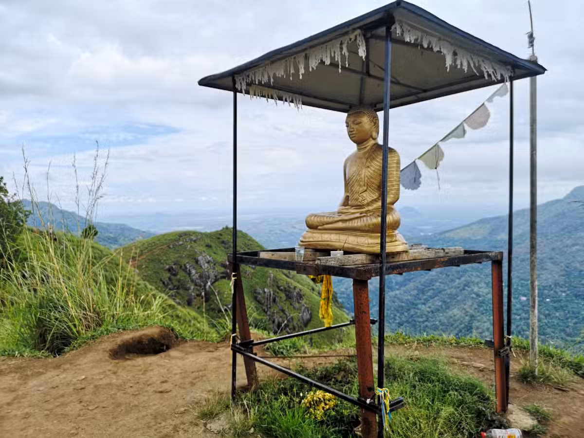 L'autel de Bouddha en haut du Little Adam's Peak à Ella