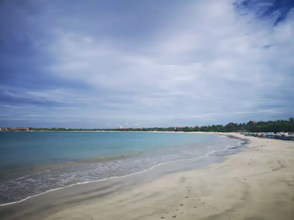 Longue étendue de plages à Passikudah au Sri Lanka