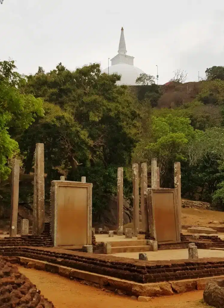 Les ruines du monastère de Mihintale le berceau du bouddhisme au Sri Lanka