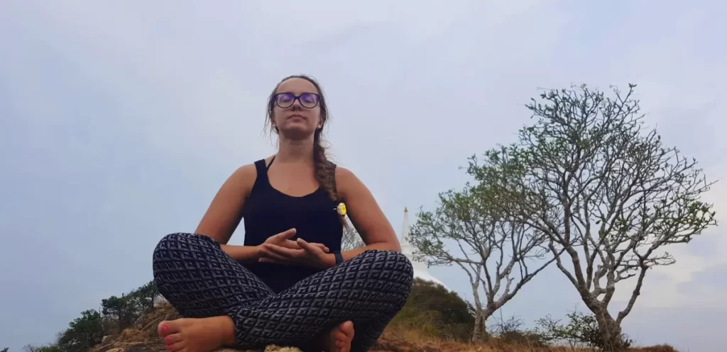 Clème en pleine méditation à Mihintale le berceau du bouddhisme au Sri Lanka