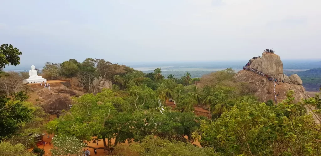 La colline de Mihintale le berceau du bouddhisme au sri lanka