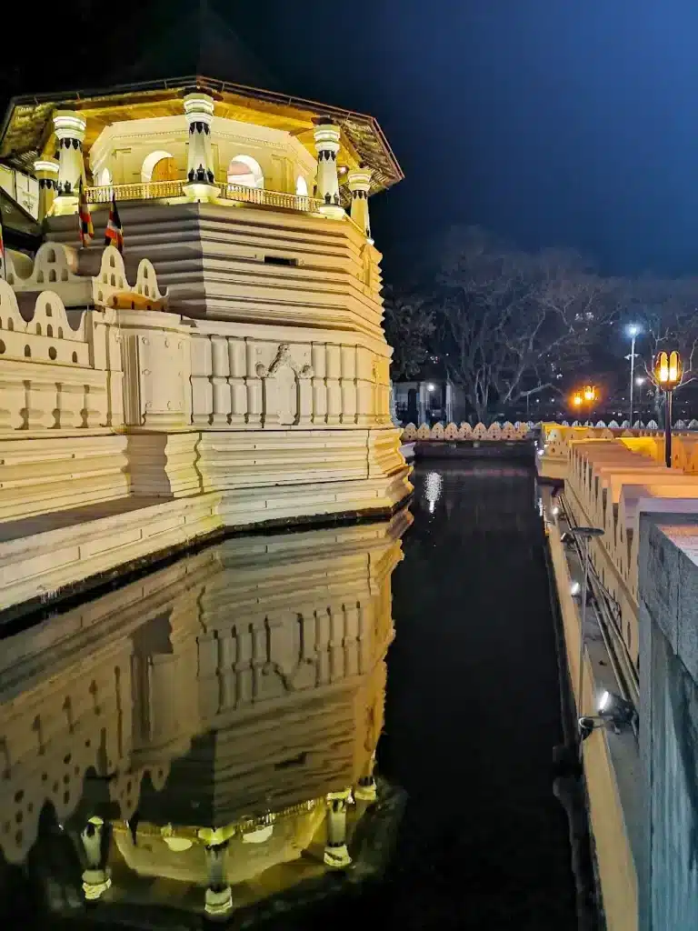 Maligawa by night