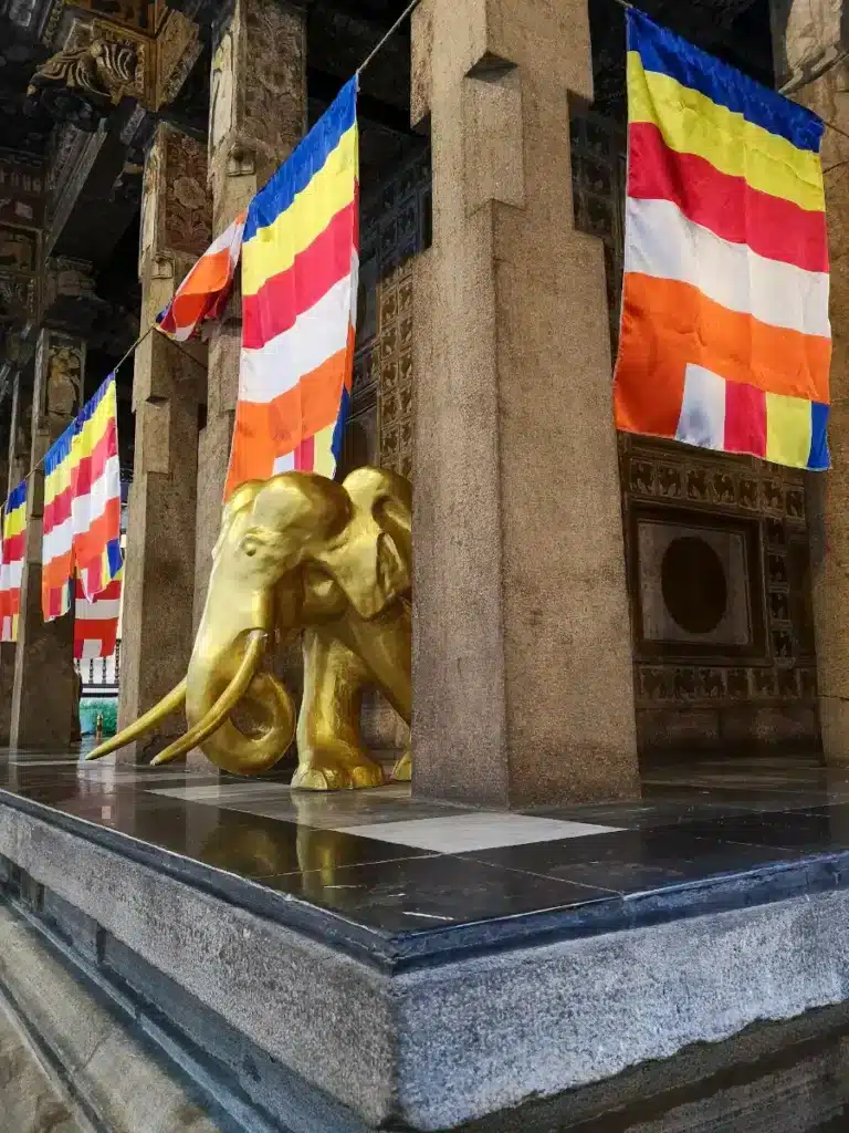 L'intérieur du Temple de la Dent