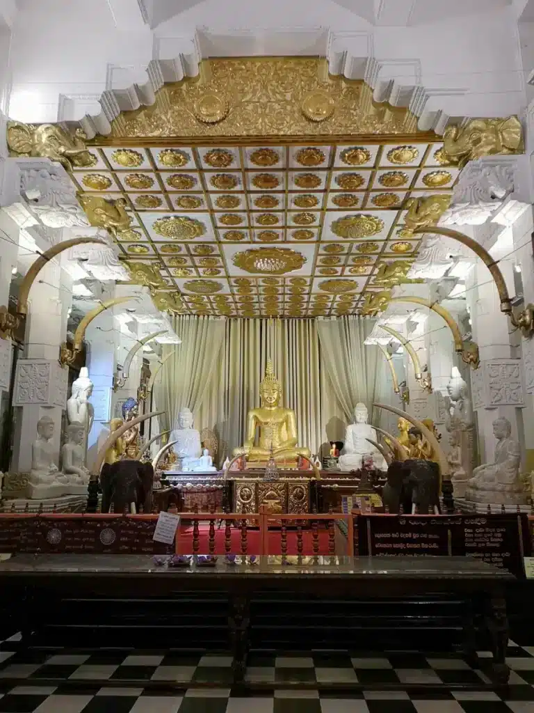 Statue de Bouddha et salle de prières au Temple de la Dent à Kandy