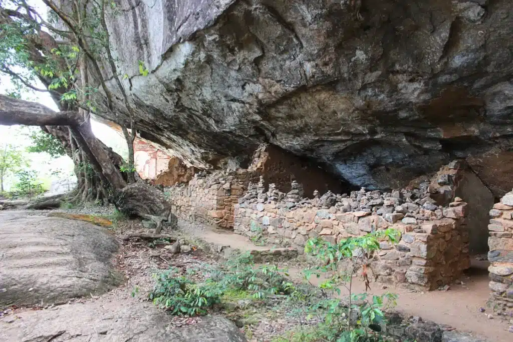 Salle de méditation des moines sur le rocher de Pidurangala