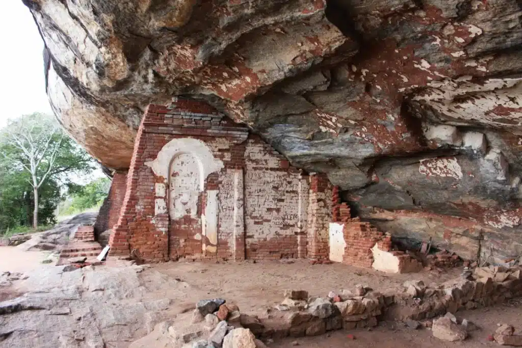 Les grottes de Pidurangala