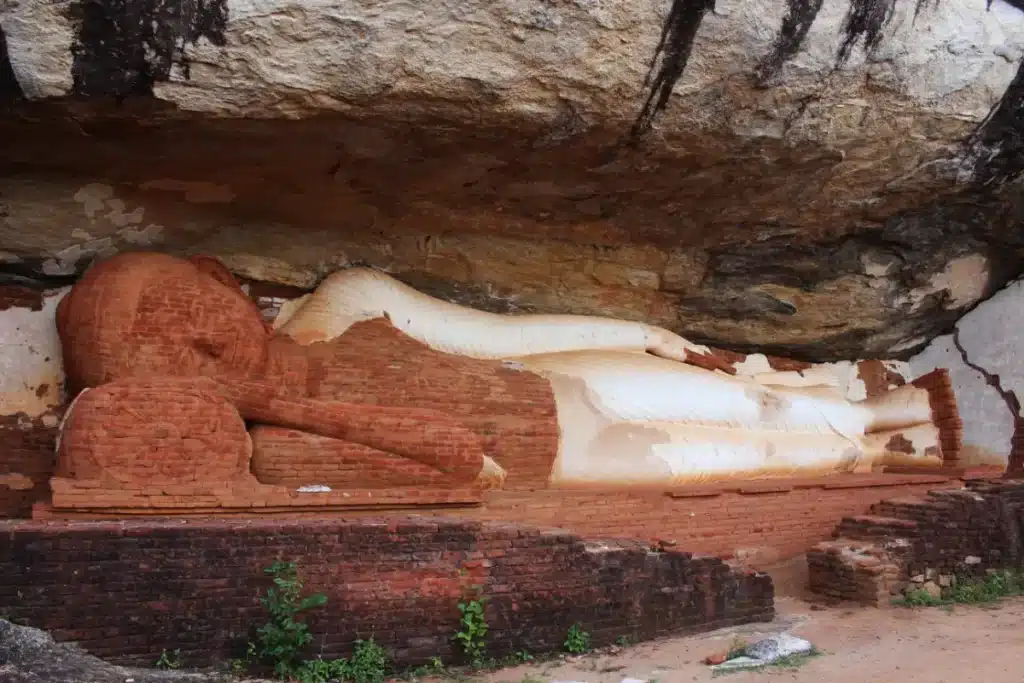 La statue de Bouddha couché à Pidurangala au Sri Lanka