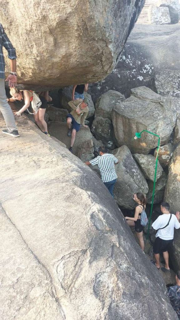 Escalader les rochers à Pidurangala