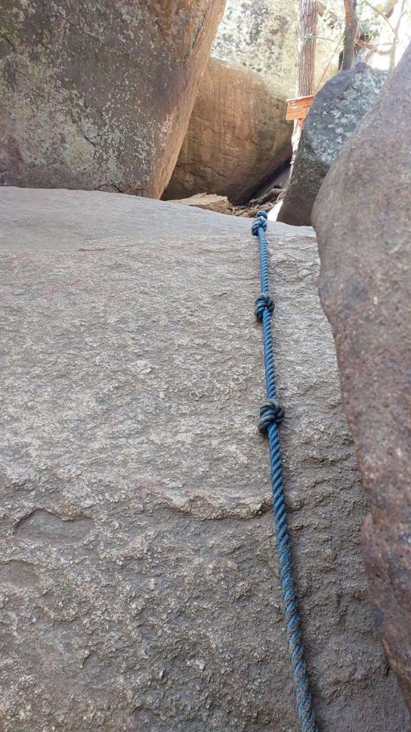 La corde pour escalader les rochers de Pidurangala