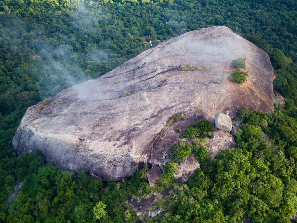 Le sommet du rocher de Pidurangala à Sigirya