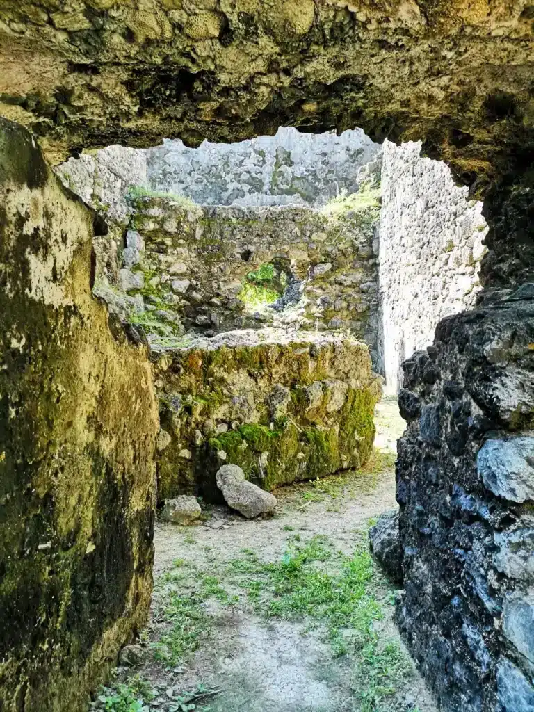 Les ruines des bâtiments coloniaux sur l'île de Delft