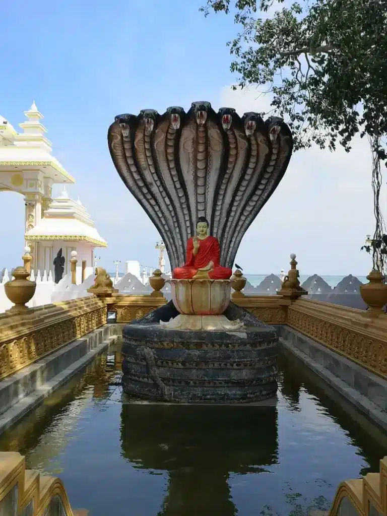 Le temple bouddhiste sur l'île de Nagadeepa