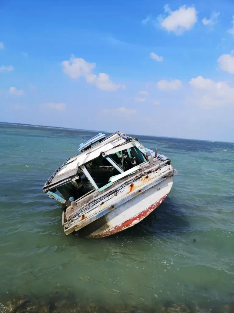 Bateau échoué aux larges des îles de Jaffna au Sri Lanka