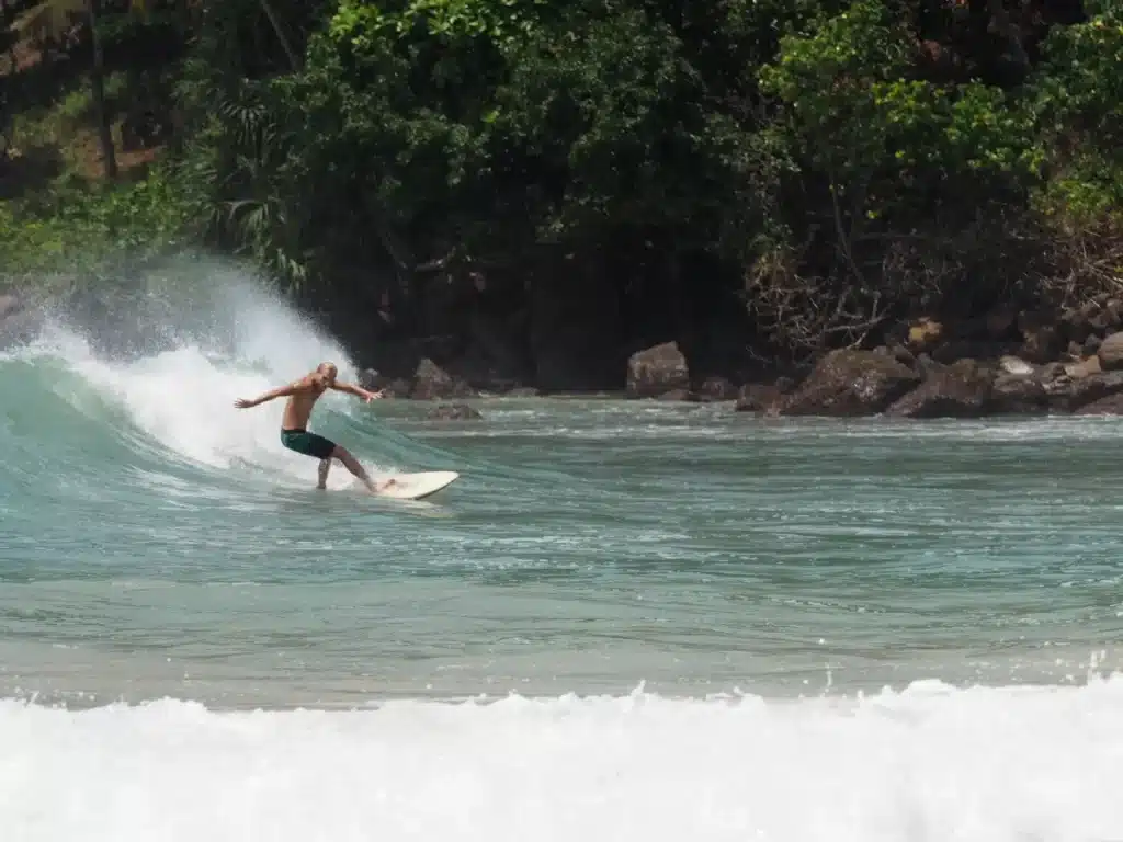 Faire du surf au Sri Lanka