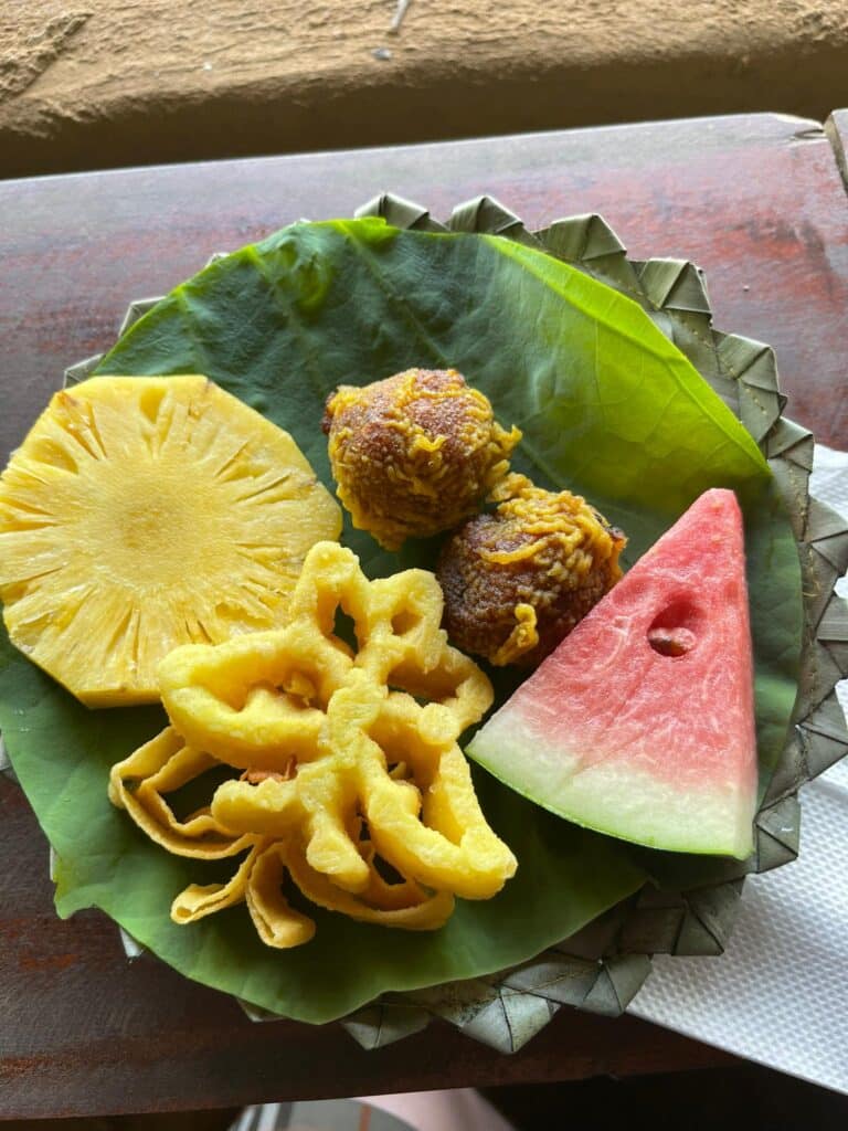 Fruits et desserts traditionnels dans un restaurant au Sri Lanka