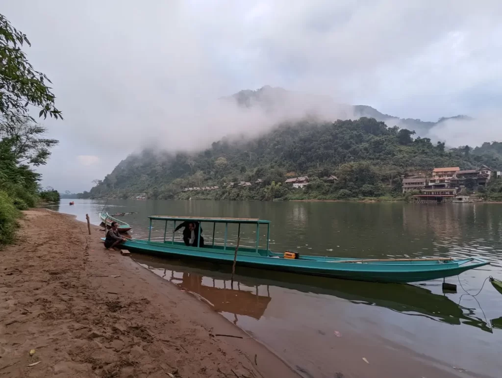 Prendre le bateau à Nong Khiaw