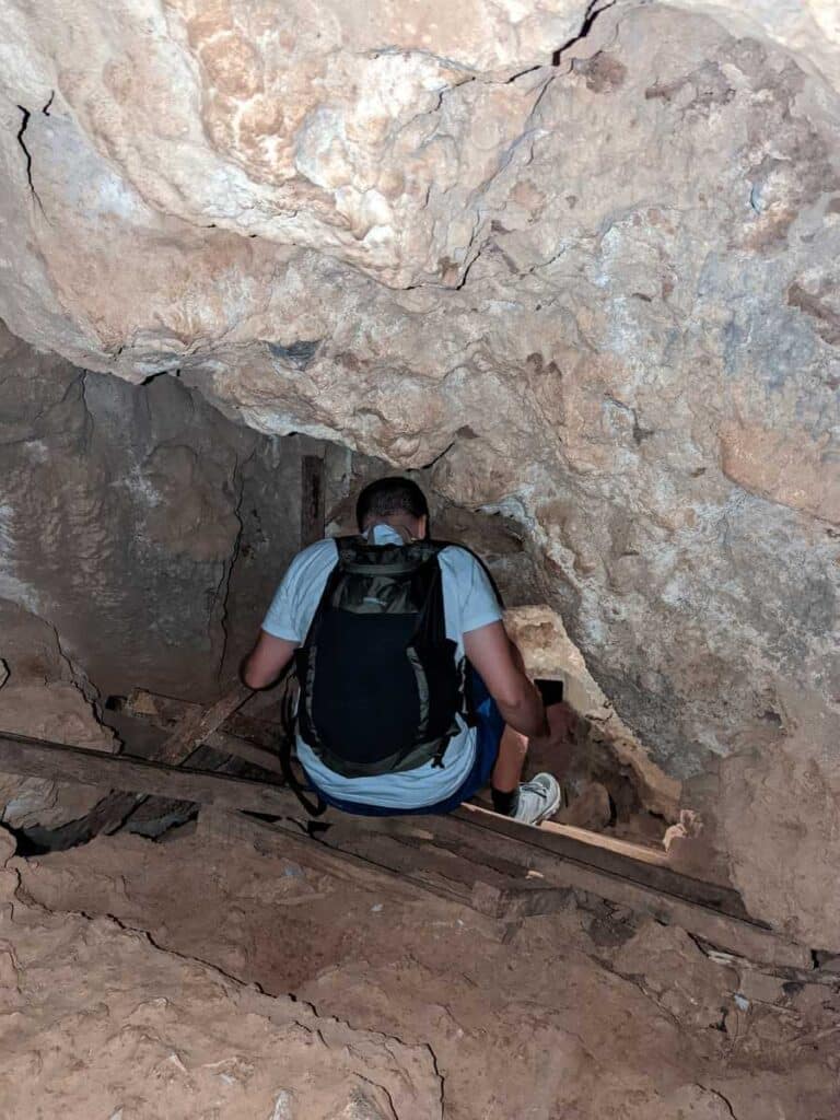 Fab à la découverte des grottes au Laos