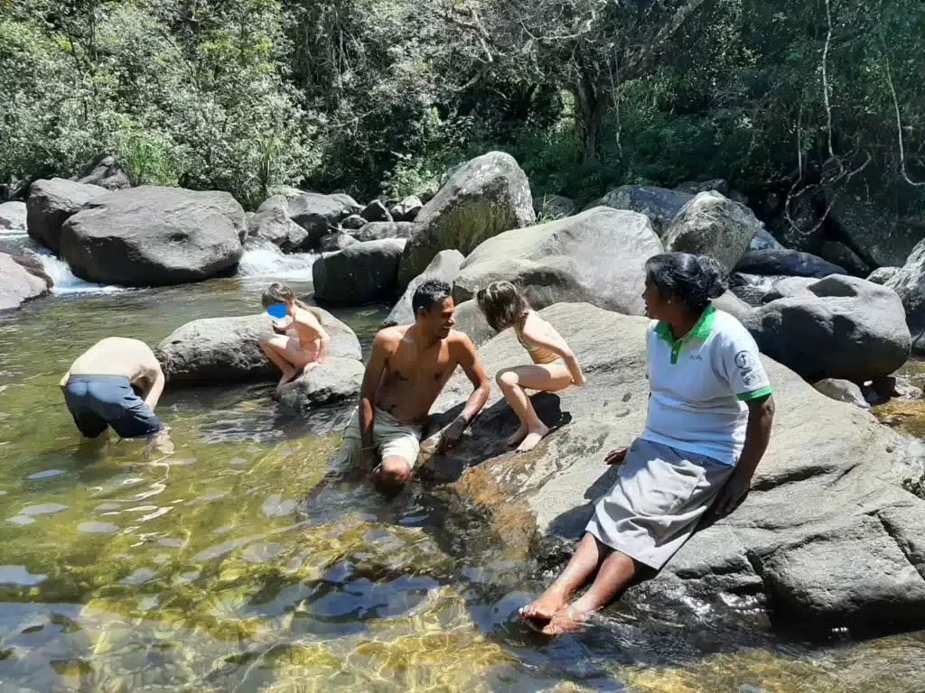 Nager dans une cascade : Une super activité à faire au Sri Lanka en famille
