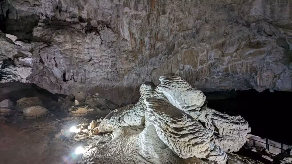 L'intérieur de la grotte de Konglor