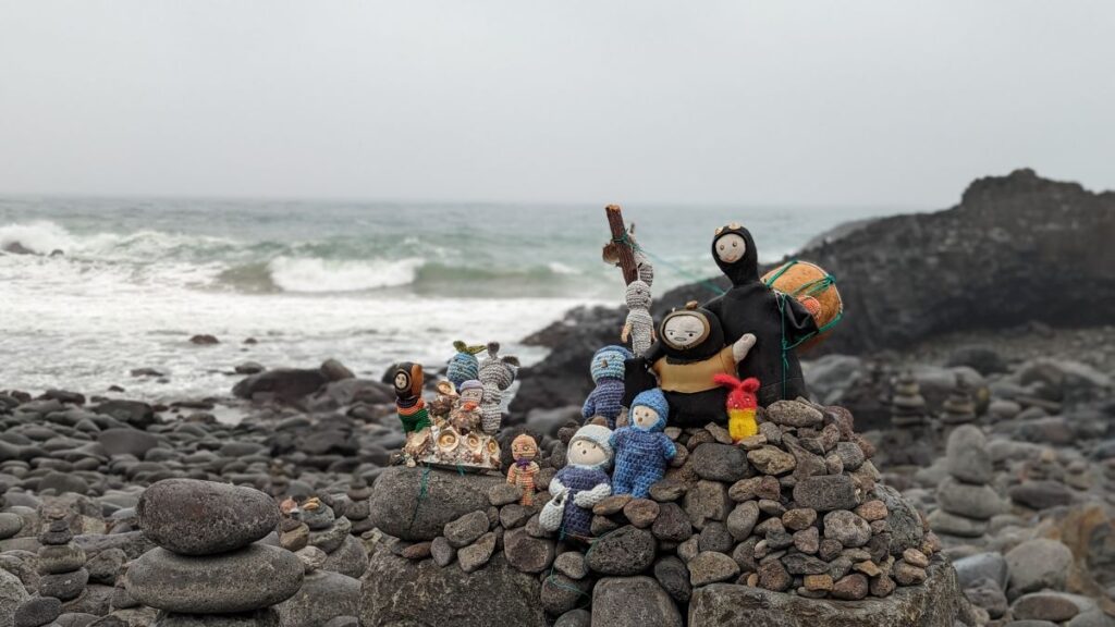 Des poupées Haenyeo sur la plage de l'île de Jeju