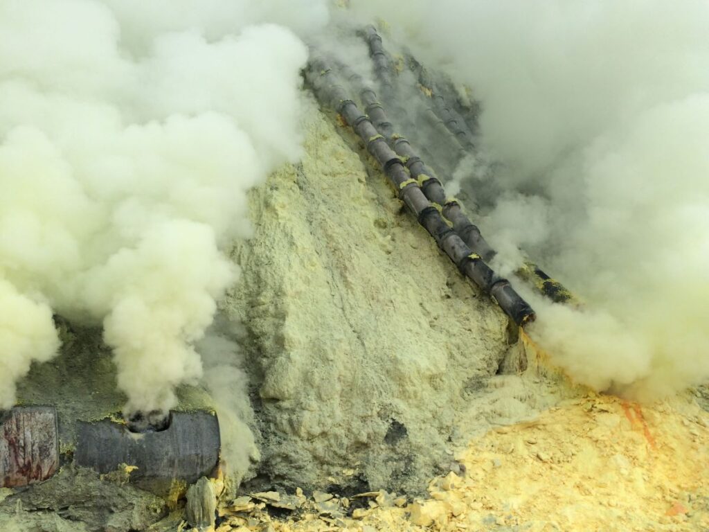 Fumée au volcan Ijen