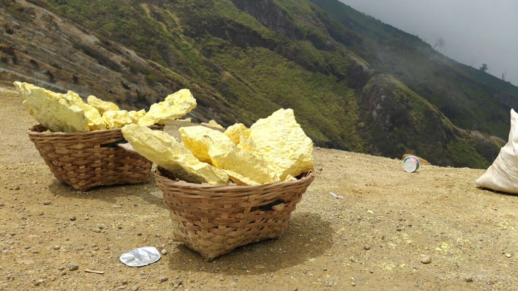 Les paniers de soufre des porteurs du volcan Kawah Ijen