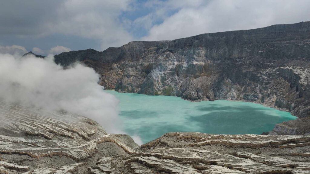 Le lac d'acide du Kawah Ijen
