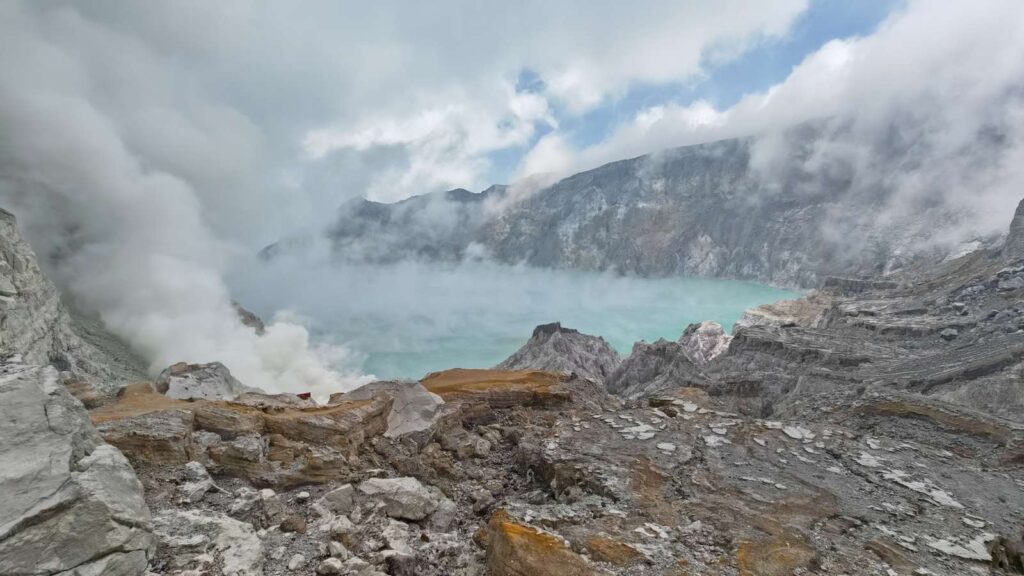 Le lac d'acide du volcan Kawah ijen sur l'île de Java en Indonésie