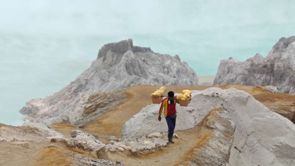Un porteur de soufre dans le cratère du volcan Kawah Ijen