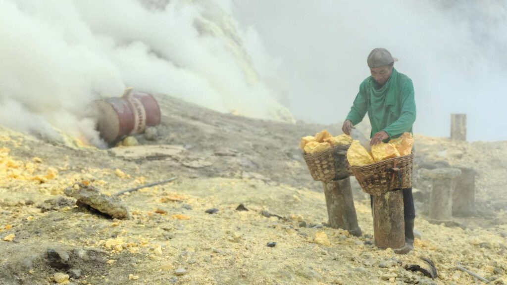 Un mineur du volcan Kawah Ijen