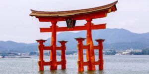Le célèbre Torii de l'île de Miyajima au Japon