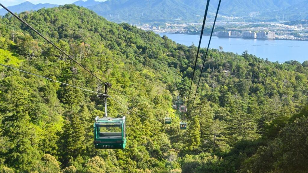 Le téléphérique du mont Misen au Japon