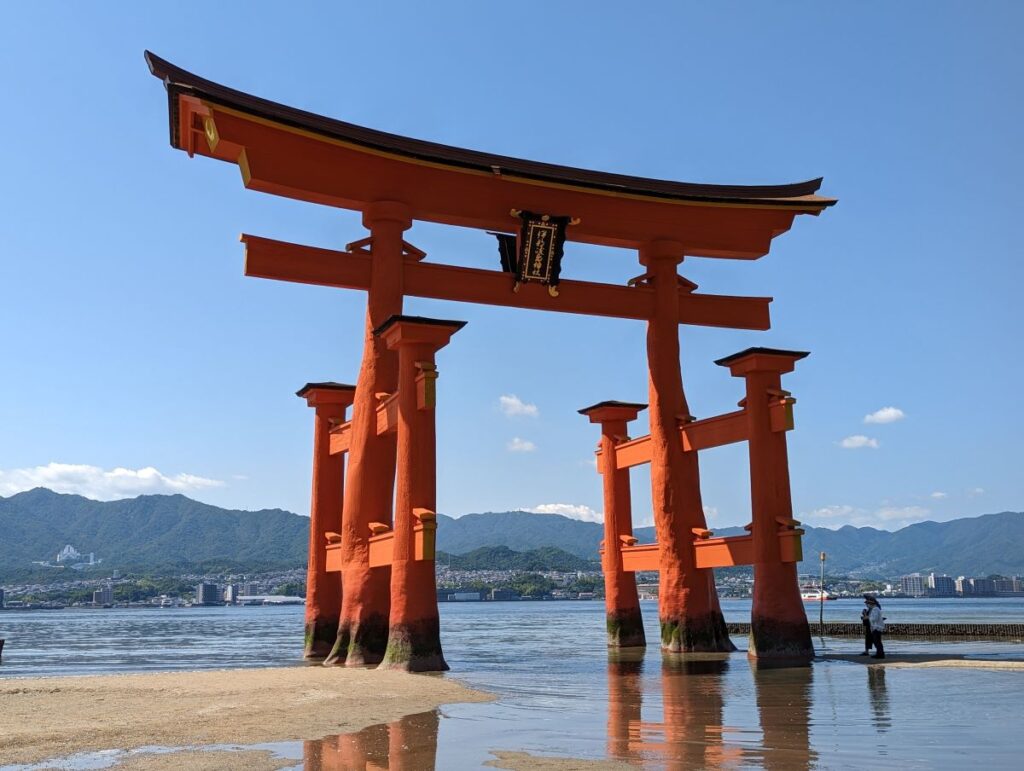 Le torii sur l'île de Miyajima à marée basse