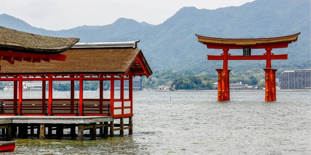 Le sanctuaire d'Itsukushima et son torii flottant