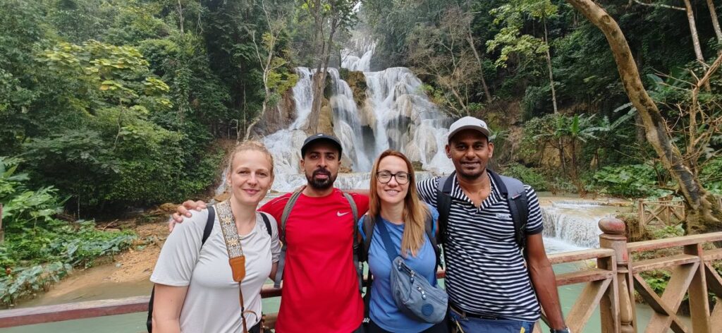 Photo souvenir devant les cascades de Kuang Si