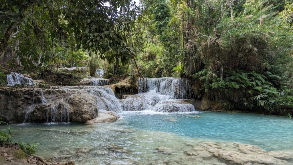 L'eau bleue des cascades de Kuang Si