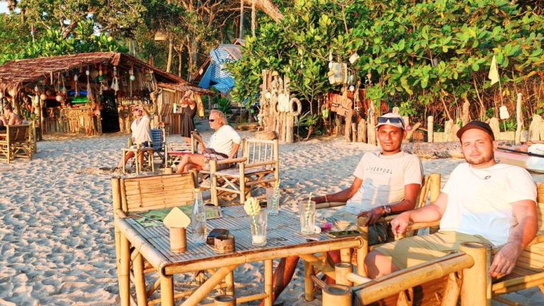 Un cocktail sur la plage de Koh Lanta