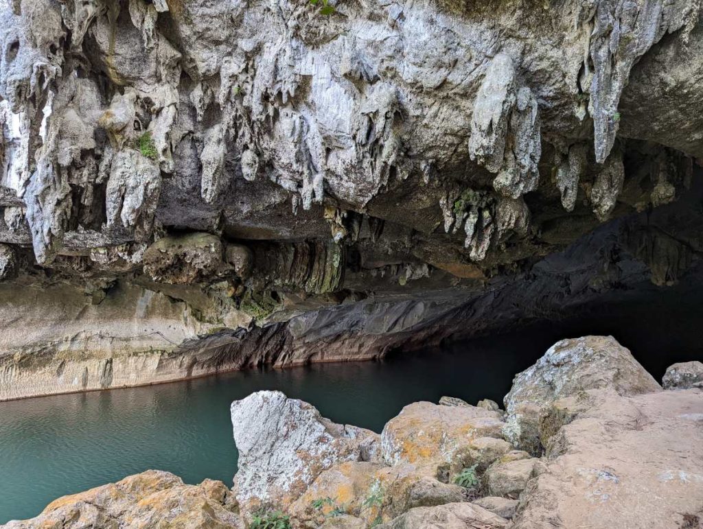 L'entrée de la grotte de Konglor