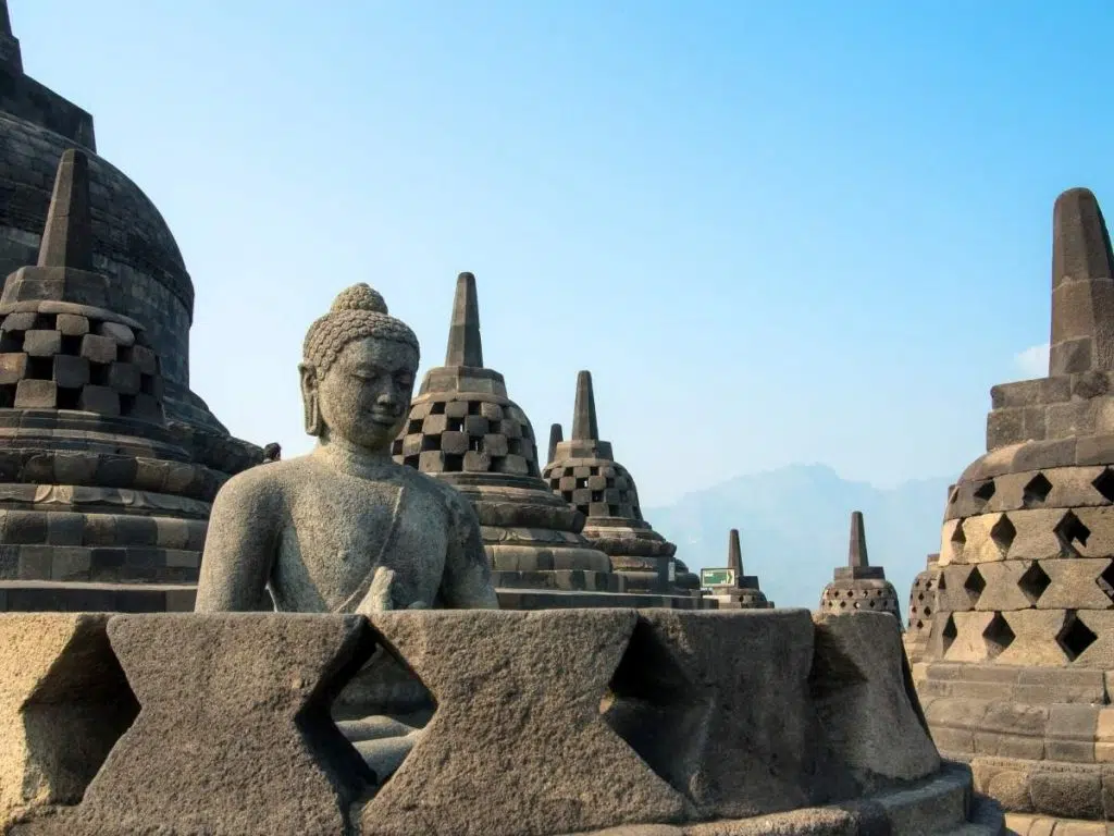 Les stupas et les statues de Bouddha au temple de Borobudur à Java