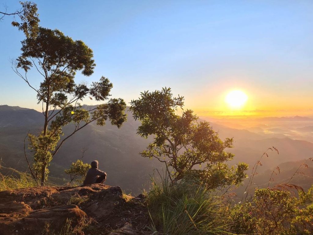Le lever de soleil depuis le sommet du Ella Rock au Sri Lanka