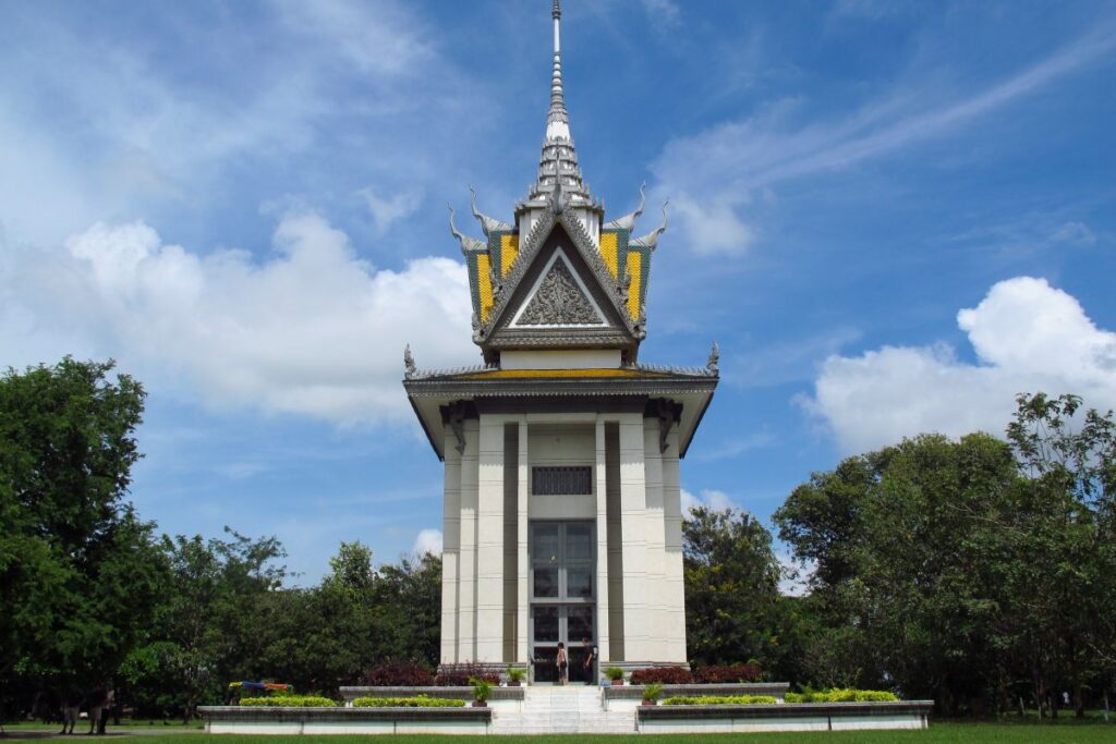 mémorial sur le site des killing fields au cambodge
